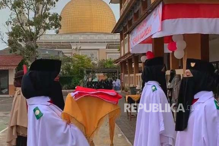 Para santriwati menjadi paskibra dalam pelaksanaan upacara HUT ke-78 Republik Indonesia di Pesantren Idrisiyyah, Kabupaten Tasikmalaya, Kamis (17/7/2023). 