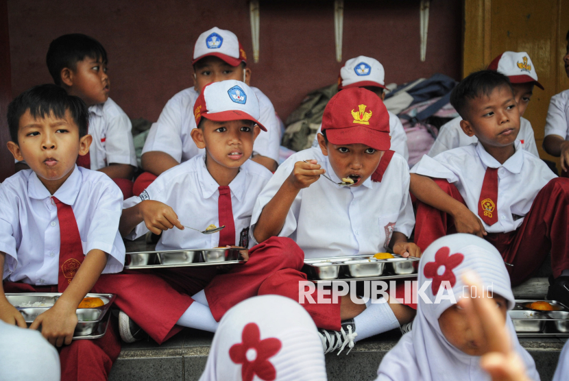 Para siswa menyantap hidangan Makan Bergizi Gratis (MBG) (ilustrasi). Penyelenggaraan Program Makan Bergizi Gratis di Sumbar ditunda karena perlengkapan dapur belum siap. 