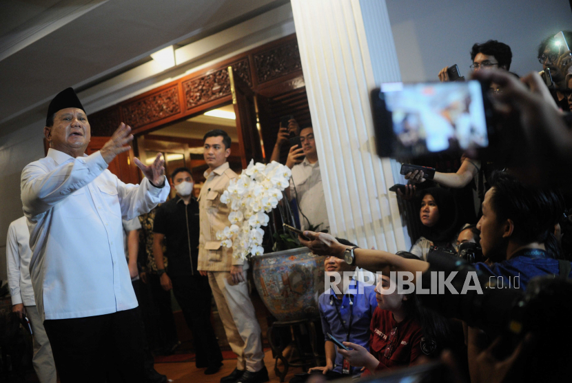 Ketua Umum Partai Gerindra Prabowo Subianto menyampaikan keterangan pers kepada wartawan setelah melaksanakan pertemuan di Jakarta, Jumat (28/4/2023). Pertemuan tersebut sebagai ajang silaturahim antar kedua partai sekaligus membahas pematanganan Koalisi Kebangkitan Indonesia Raya.