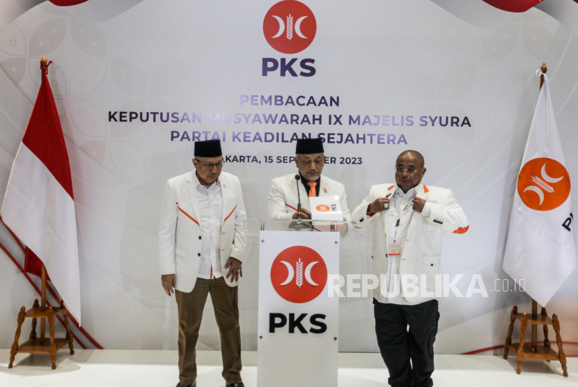 Presiden Partai Keadilan Sejahtera (PKS) Ahmad Syaikhu (tengah) didampingi Sekjen PKS Aboe Bakar Alhabsyi (kanan) 