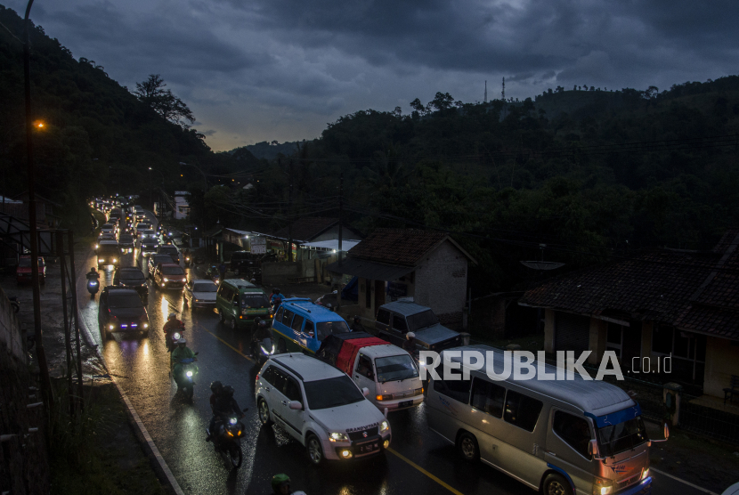 Suasana antrean kendaraan yang melintas di jalan Nagreg, Kabupaten Bandung, Jawa Barat, Jumat (29/4/2022). Dinas Perhubungan Kabupaten Bandung mencatat kenaikan volume kendaraan yang melintas di jalur selatan Jabar pada H-3 Lebaran mencapai 28 persen dibandingkan hari-hari sebelumnya. 