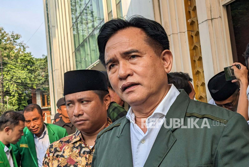 Ketua Umum Partai Bulan Bintang (PBB) yang juga mantan Menteri Hukum dan HAM, Yusril Ihza Mahendra di Kantor DPP Partai Persatuan Pembangunan (PPP), Jakarta, Senin (13/3).