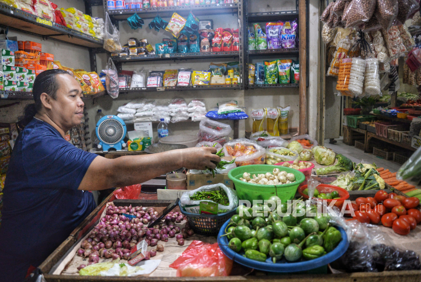 Pedagang menimbang dagangan di Pasar Rumput, Jakarta, Senin (2/9/2024).Badan Pusat Statistik (BPS) mengumumkan pada September 2024 terjadi deflasi sebesar 0,12 persen secara bulanan.