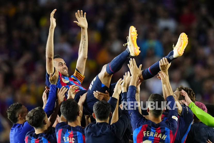FC Barcelona´s Sergio Busquets (top) is thrown by his teammates during a farewell ceremony after his last home match with FC Barcelona following the Spanish LaLiga soccer match between FC Barcelona and RCD Mallorca, in Barcelona, Spain, 28 May 2023,  
