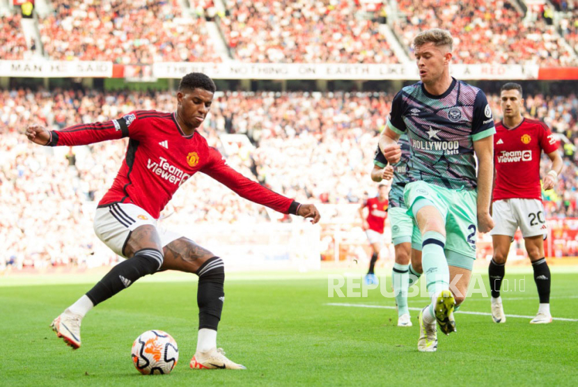 Penyerang Manchester United Rasmus Hojlund (kiri)
