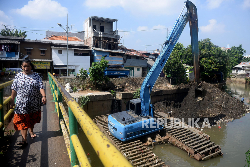 Petugas mengoperasikan ekskavator untuk mengeruk lumpur anak kali Ciliwung di Kenari, Jakarta, Jumat (28/5). Pemerintah Provinsi DKI Jakarta terus mengeruk lumpur akibat sedimentasi sungai untuk memastikan aliran air terjaga dan meminimalisir potensi banjir. Prayogi/Republika