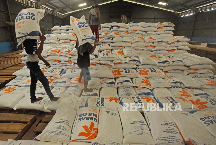 Pekerja mengangkut beras impor dari Vietnam yang baru tiba di gudang Bulog Subdivre Kota Serang, Banten, Selasa (2/5/2023).