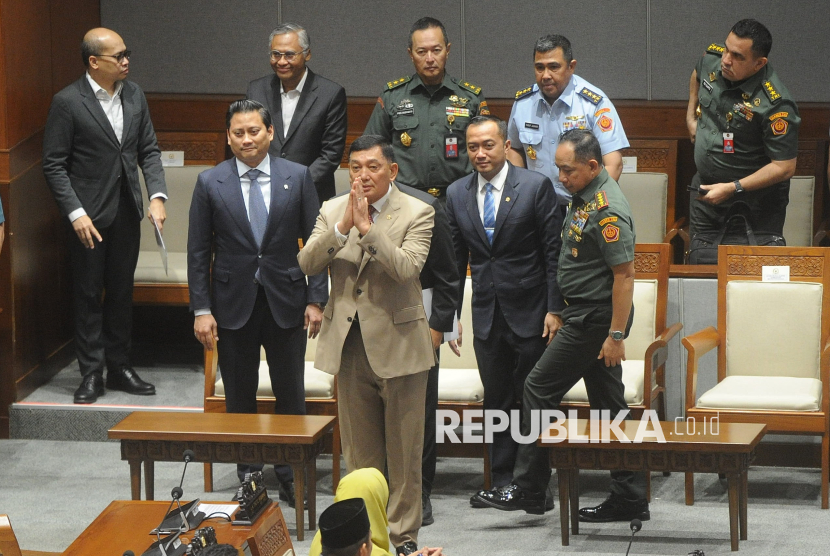 Menhan Sjafrie Sjamsoeddin memberikan salam kepada anggota DPR saat Rapat Paripurna Ke-15 Masa Persidangan II Tahun Sidang 2024-2025 di Kompleks Parlemen, Senayan, Jakarta, Kamis (20/3/2025). Melalui rapat paripurna tersebut DPR resmi mengesahkan Revisi Undang-Undang (UU) Nomor 34 Tahun 2004 tentang Tentara Nasional Indonesia (TNI) menjadi Undang-Undang.