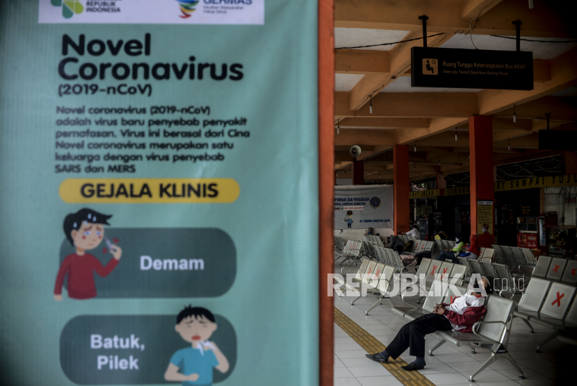 Presiden Joko Widodo telah mendantangani Peraturan Pemerintah (PP) No 21 tahun 2020 tentang Pembatasan Sosial Berskala Besar (PSBB). [Foto: Penumpang saat menunggu keberangkatan bus di Terminal Kampung Rambutan, Jakarta.]