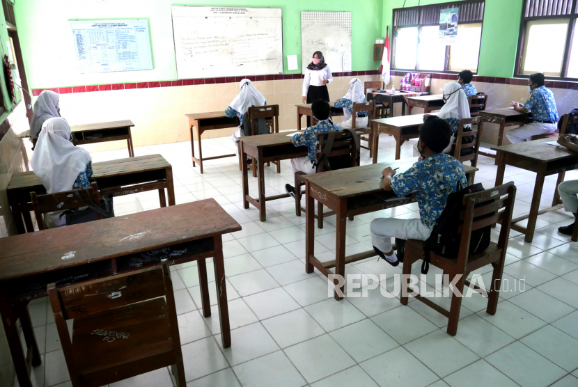 Murid kelas 8 mengikuti pembelajaran tatap muka di SMPN 1 Gantiwarno, Klaten, Jawa Tengah, Rabu (14/10).