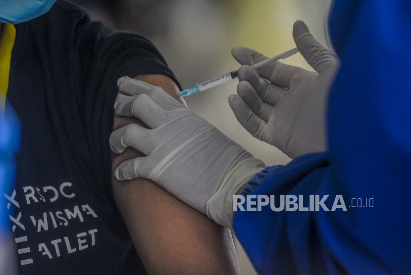 Sejumlah tenaga kesehatan menjalani vaksinasi di Rumah Sakit Darurat (RSD) Wisma Atlet, Jakarta, Rabu (20/1). Presiden Joko Widodo (Jokowi) menyampaikan, saat ini pemerintah tengah mempertimbangkan kembali program vaksin Covid-19 secara mandiri alias berbayar untuk mempercepat program vaksinasi.