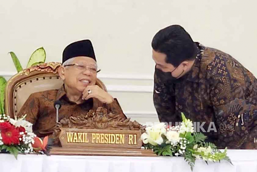 Wakil Presiden KH Maruf Amin berbincang dengan Menteri BUMN Erick Thohir sebelum Rapat Tingkat Menteri tentang Desain Besar Olahraga Nasional di Istana Wakil Presiden, Jakarta, Selasa (30/5/2023). 