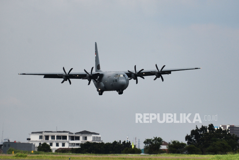 Pesawat C-130J Super Hercules yang didatangkan TNI Angkatan Udara tiba di Lanud Halim Perdanakusuma, Jakarta Timur, Senin (6/3/2023). 