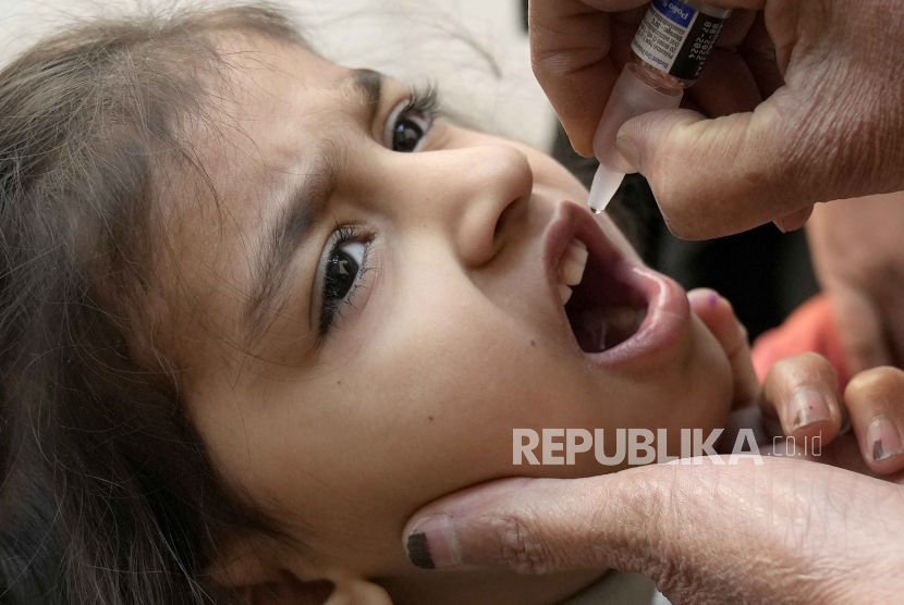 Seorang petugas kesehatan memberikan vaksin polio kepada seorang anak di Lahore, Pakistan, Senin, 16 Januari 2023. Burundi dan Republik Demokratik Kongo menemukan kasus anak terinfeksi virus polio yang berasal dari vaksin.