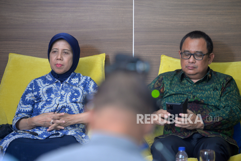 Sekjen PP Kagama Ari Dwipayana (kanan) saat konferensi pers persiapan Dies Natalis ke-73 UGM di Yogyakarta, Kamis (15/12/2022). 