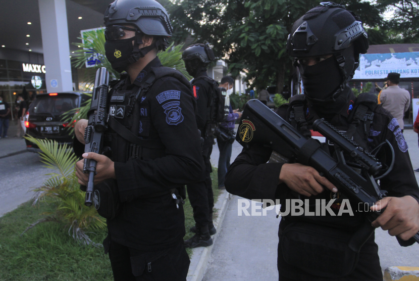 Sejumlah anggota Brimob Polda NTT bersenjata lengkap melakaukan patroli keamanan  di salah satu pusat perbelanjaan, di Kota Kupang, NTT,Sabtu (30/4/2022). Patroli itu dilakukan untuk menjaga keamanan di sejumlah pusat perbelanjaan di Kota Kupang jelang Hari Raya Idul Fitri 1443 Hijriah..