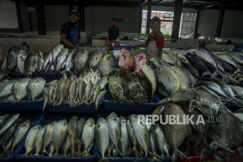 Pedagang menjual ikan segar di Pasar Ikan Modern Soreang, Kabupaten Bandung, Jawa Barat. Dirut Perum Perikanan Indonesia (Perum Perindo) Fatah Setiawan Topobroto memastikan stok komoditas perikanan aman selama masa PPKM Darurat. Kata Fatah, Perum Perindo mencatat total stok ketersediaan ikan dan hasil laut hingga 30 Juni 2021 sebanyak 181,32 ton.