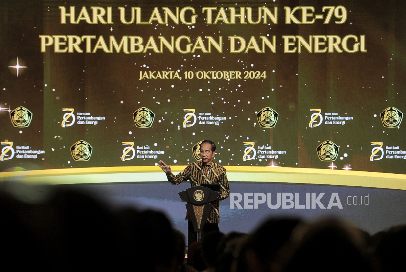 Presiden Joko Widodo menyampaikan sambutan saat penghargaan Subroto Award 2024 di Jakarta, Kamis (10/10/2024). Memperingati Hari Ulang Tahun Pertambangan dan Energi ke-79 Kementerian ESDM menyelenggarakan penganugerahan penghargaan Subroto Award 2024 sebagai bentuk apresiasi kepada pemangku kepentingan di sektor ESDM yang memiliki kinerja terbaik.