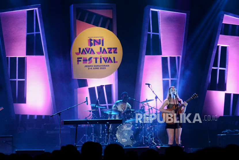 Penyanyi asal Kanada Stacey Ryan saat tampil pada gelaran BNI Java Jazz Festival 2023 di JiExpo Kemayoran, Jakarta, Sabtu (3/6/2023). Dalam penampilannya Stacey membawakan lagu hitsnya berjudul Fall In Love Alone dan Don