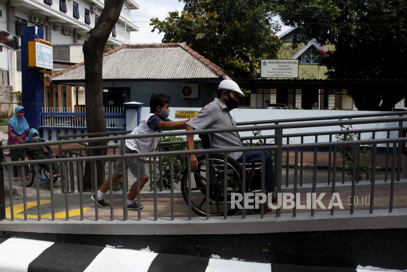 Penyandang disabilitas melintasi jalur miring (ramp) di halte bus. Kemenhub meraih penghargaan Pelayanan Publik Ramah Kelompok Rentan. (ilustrasi)