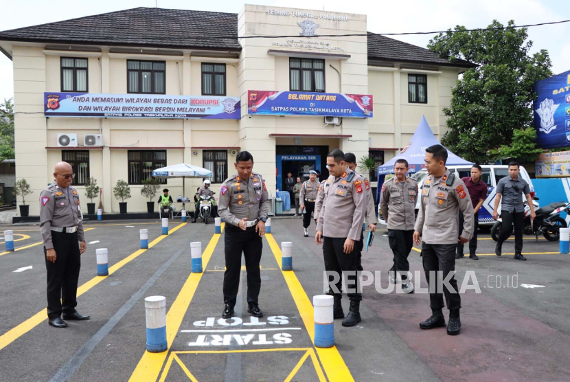 Lintasan baru untuk ujian praktik pemohon SIM C di Markas Polres Tasikmalaya Kota, Jawa Barat, Senin (7/8/2023).