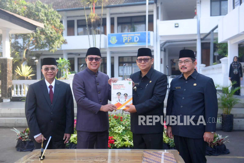 Proses serah terima jabatan (sertijab) dari wali kota Sukabumi periode 2018-2023 Achmad Fahmi kepada Penjabat (Pj) Wali Kota Sukabumi Kusmana Hartadji, Senin (25/9/2023).