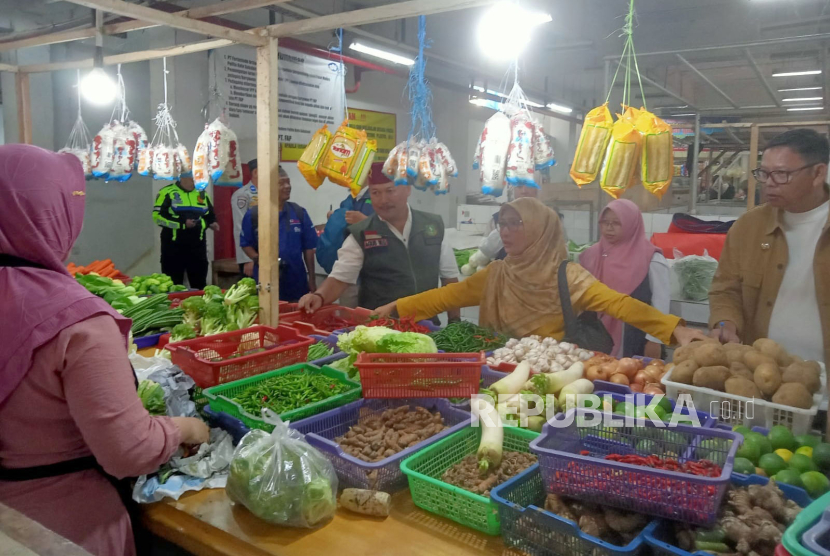 Penjabat (Pj) Wali Kota Sukabumi Kusmana Hartadji memantau lamgsung harga komoditas pokok menjelang momen Natal dan tahun baru (Nataru) di Pasar Pelita, Kota Sukabumi, Rabu (6/12/2023). 