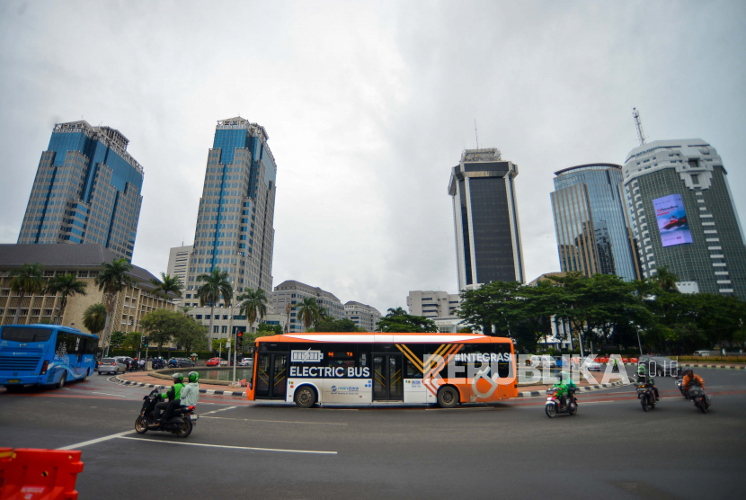 Bus listrik melintas di Air Mancur Jl MH. Thamrin, Jakarta, Selasa (27/12/2022).