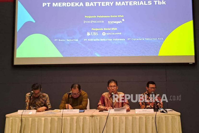 PT Merdeka Battery Materials Tbk (MBMA) resmi mencatatkan sahamnya di Bursa Efek Indonesia pada Selasa (18/4/2023). Saat debut, saham MBMA langsung melesat naik hingga 19 Persen.