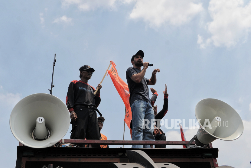 Artis Reza Rahadian menyampaikan orasi saat mengikutI unjuk rasa bersama berbagai elemen masyarakat di depan kompleks Parlemen Senayan, Jakarta, Kamis (22/8/2024).