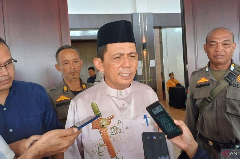 Gubernur Kepri soroti warga berangkat umrah lewat negara tetangga.