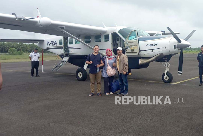 Sejumlah penumpang akan menaiki pesawat Susi Air dari Bandara Nusawiru, Kabupaten Pangandaran, menuju Bandara Husein Sastranegara, Kota Bandung, Jawa Barat, Jumat (29/12/2023). 