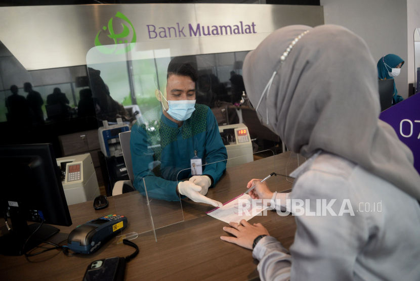 Karyawan melayani nasabah di kantor pusat Bank Muamalat, Jakarta.  PT Bank Muamalat Indonesia Tbk memproyeksikan kenaikan penjualan Sukuk Ritel seri SR017. Sekretaris Perusahaan Bank Muamalat, Hayunaji mengatakan hal tersebut karena imbal hasilnya yang menarik sebesar 5,9 persen.