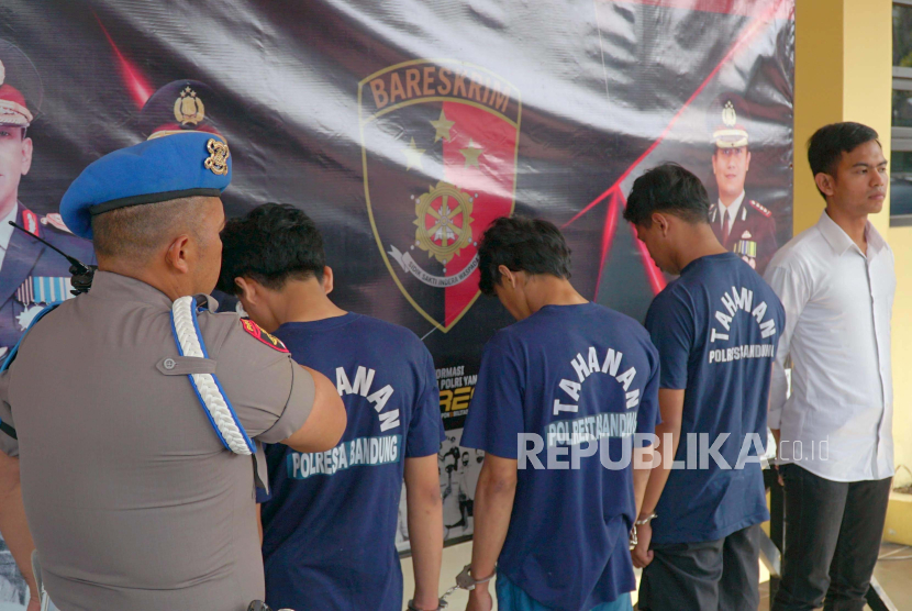 Unit Reskrim Polsek Cicalengka bersama Satreskrim Polresta Bandung berhasil menangkap empat orang pelaku pembacokan terhadap tujuh orang pemuda di Kawasan Cipeutang, terowongan Cikopo, Cicalengka, Kabupaten Bandung, Ahad (5/5/2024) dini hari. 