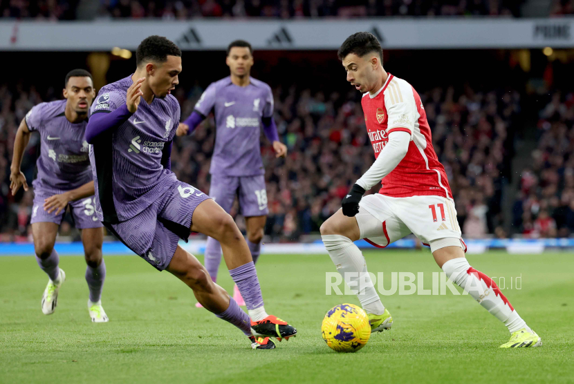   Gabriel Martinelli (R) of Arsenal and Trent Alexander-Arnold of Liverpool in action during the English Premier League match between Arsenal FC and Liverpool FC, in London, Britain, 04 February 2024.   