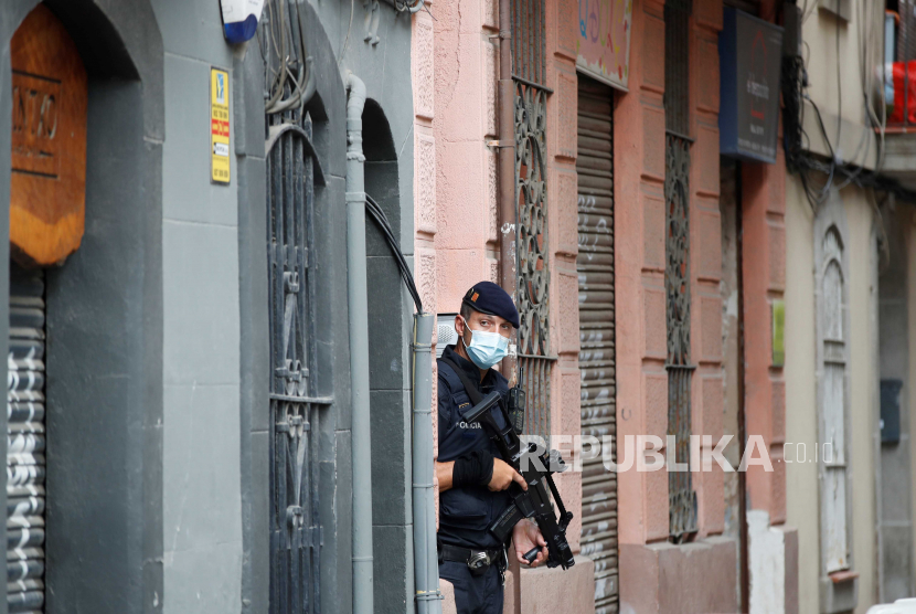  Polisi Tangkap Kepala Komisi Islam Spanyol. Foto: Seorang petugas polisi Spanyol sedang bertugas (Ilustrasi).