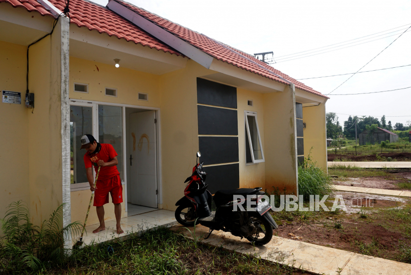 Warga membersihkan rumahnya di kompleks perumahan di kawasan Bojong Gede, Bogor, Jawa Barat. ilustrasi