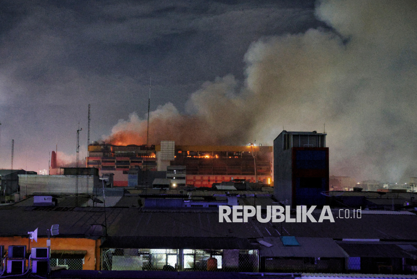 Kepulan asap dari gedung Glodok Plaza yang terbakar di Jakarta, Kamis (16/1/2025) dini hari. Sebanyak 44 mobil pemadam kebakaran dan 230 personel dikerahkan untuk memadamkan api yang menghanguskan bangunan Gedung Glodok Plaza. Kebakaran terjadi pada Rabu (15/1) sekitar pukul 21.22 WIB yang diduga bersumber dari diskotek di lantai tujuh. Hingga Kamis (16/1) dini hari sekitar pukul 02.33 WIB, kobaran api masih menyala didalam gedung Glodok Plaza. Dalam peristiwa ini, penyebab kebakaran masih diselidik oleh petugas dan laporan sementara tidak terdapat lorban jiwa dalam peristiwa tersebut.