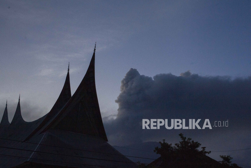 Gunung Marapi memuntahkan material vulkanik ke udara saat terjadi letusan di Agam, Sumatra Barat, Selasa (5/12/2023).