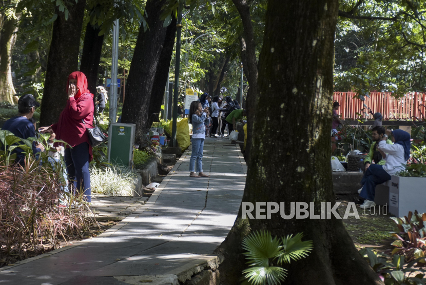 Warga beraktivitas di kawasan Taman Lansia, Jalan Cisangkuy, Kota Bandung, Jawa Barat. Berdasarkan indeks kesehatan udara, Kota Bandung berada di tingkat sedang