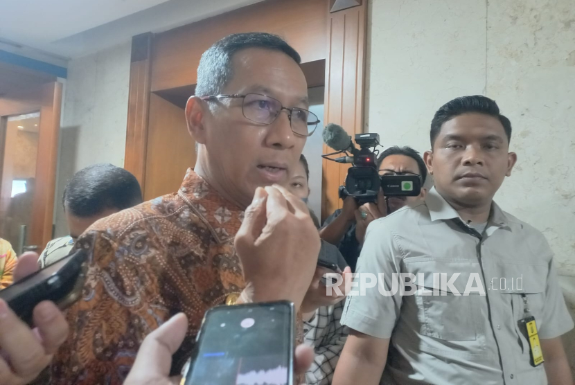 Pj Gubernur DKI Jakarta Heru Budi Hartono saat diwawancara di Balai Kota DKI Jakarta, Selasa (10/9/2024). 