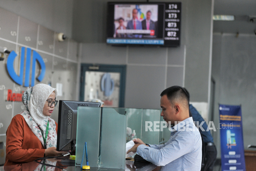 Petugas melayani penukaran uang dolar AS di gerai penukaran mata uang asing VIP (Valuta Inti Prima) Money Changer, Jakarta. Rupiah ditutup menurun menjadi Rp 15.570 per dolar AS tertekan kinerja dolar