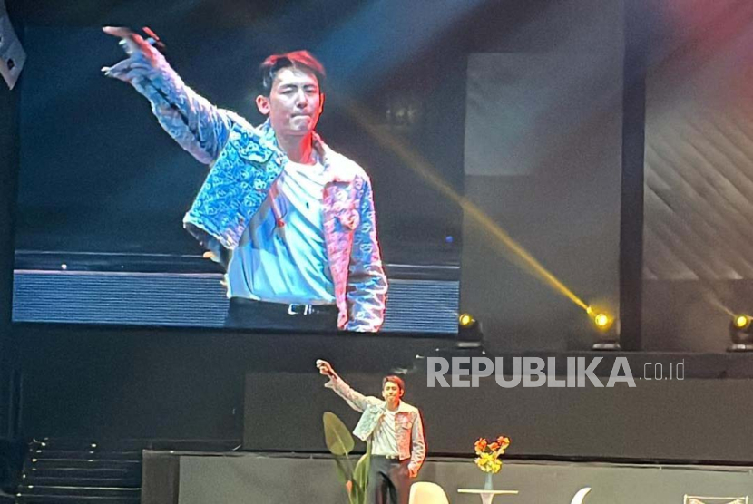 Penyanyi Nichkhun 2PM dalam acara NO.624​​​​​​​: NICHKHUN FANMEETING IN JAKARTA di Balai Sarbini, Jakarta, Sabtu (27/4/2024). Nichkhun sempat nyanyikan lagu RAN, Pandangan Pertama.