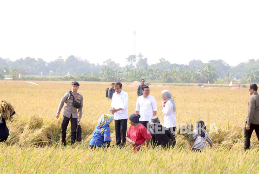 Polres Indramayu bersama jajaran TNI bersinergi mengamankan kunjungan kerja Presiden Joko Widodo di Desa Karanglayung, Kecamatan Sukra, Kabupaten Indramayu, Jawa Barat, Jumat (13/10/2023). 