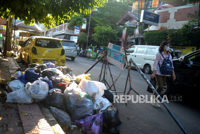 Bungkusan sampah warga mulai menumpuk di salah satu titik luar Pasar Beringharjo, Yogyakarta.