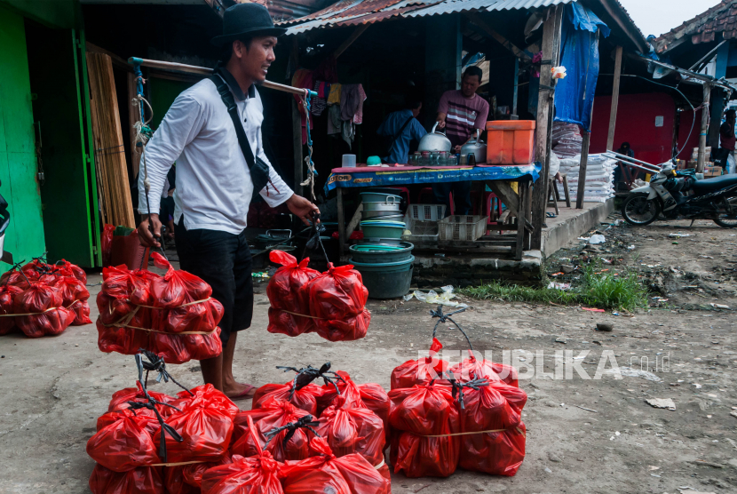 Pekerja membawa gula aren yang akan dijual di Pasar Rangkasbitung, Kabupaten Lebak, Provinsi Banten, Senin (20/4/2020). 
