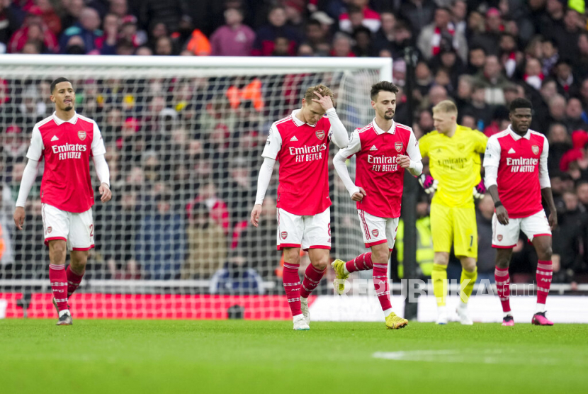  Para pemain Arsenal bereaksi setelah pemain Bournemouth Marcos Senesi mencetak gol kedua timnya pada pertandingan sepak bola Liga Inggris antara Arsenal dan Bournemouth di stadion Emirates di London, Inggris, Sabtu (4/3/2023).
