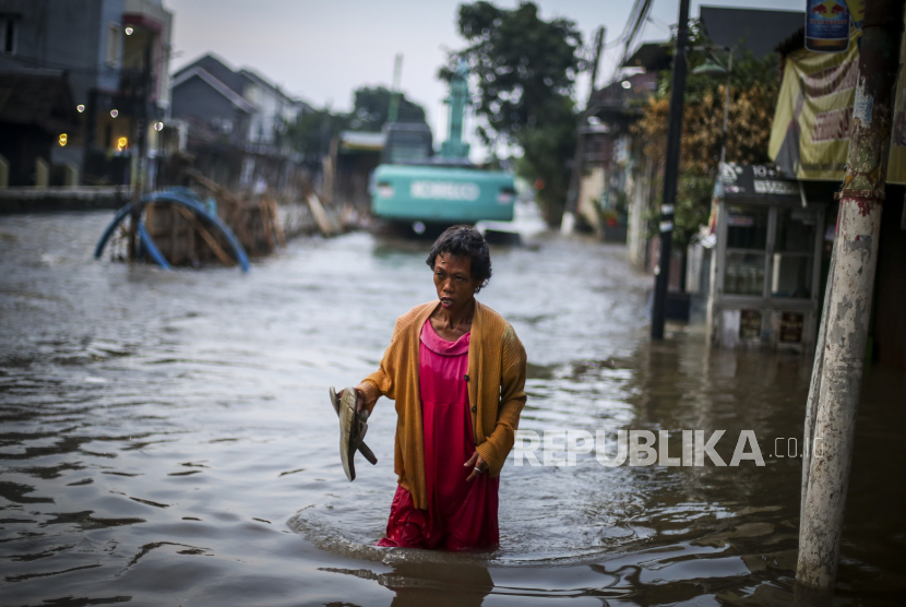 Warga melintasi banjir di Tangerang, Banten (ilustrasi).
