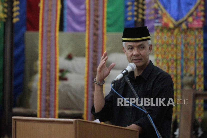 Calon Presiden nomor urut tiga Ganjar Pranowo menyampaikan sambutan di Kesultanan Kutai Kartanegara Ing Martadipura, Tengarong, Kalimantan Timur, Rabu (6/12/2023).