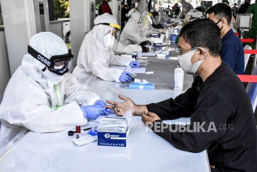 Petugas medis mengambil sampel darah warga saat rapid test masal di Gedung Promosi Bandung, Jalan Raya Cijerah, Kota Bandung, Kamis (25/6).